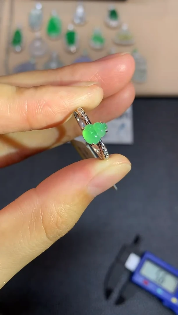 18K金镶嵌戒指翡翠葫芦【无服务费