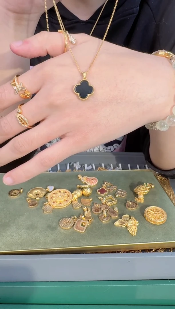 黑色四叶草吊坠0.85 （附带礼盒包装）