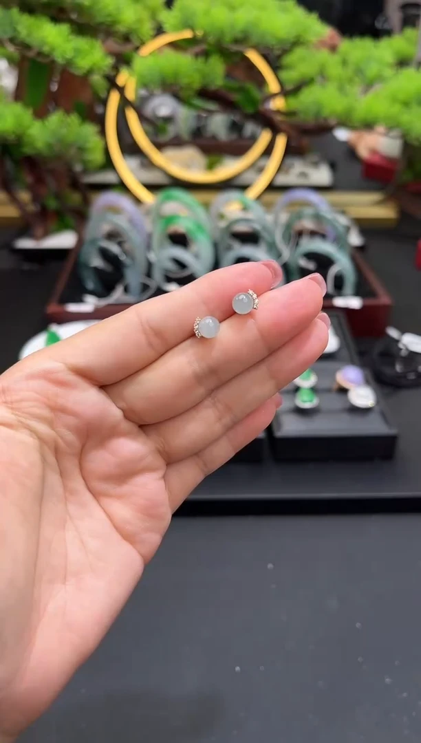 18K金镶嵌翡翠耳钉耳钉