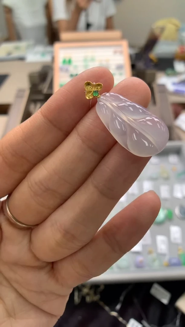 颈饰18K金镶嵌翡翠叶子