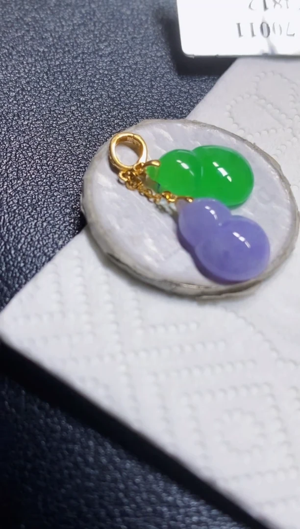 颈饰18K金镶嵌翡翠葫芦