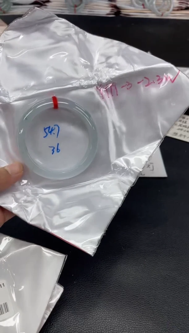 翡翠手镯未镶嵌翡翠手镯