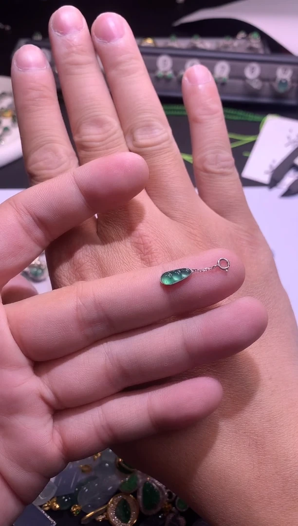 【闪购商品】翡翠吊坠(不含链)18K金镶嵌1