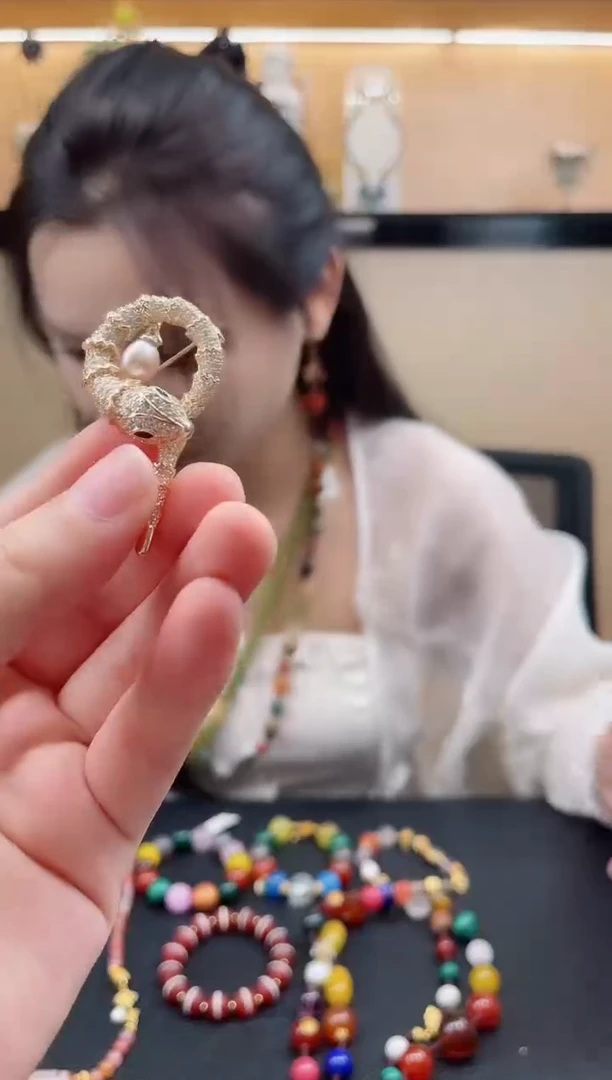 未镶嵌胸饰淡水珍珠默认微瑕，介意勿拍！