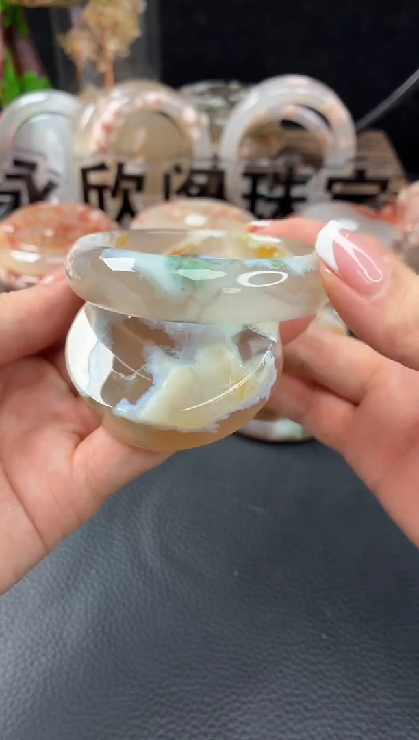 未镶嵌手镯（圆镯）石英质玉54.1