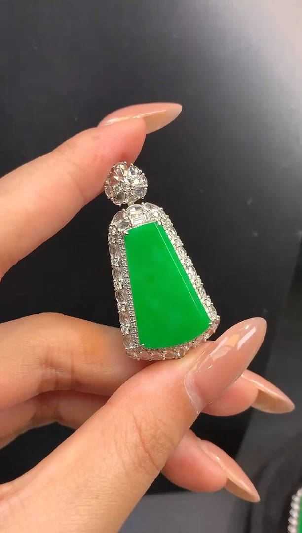 颈饰18K金镶嵌翡翠无事牌