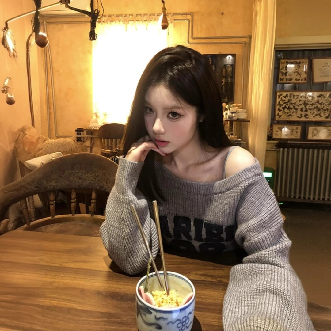 美式辣妹斜肩灰色字母毛衣卫衣女2024秋冬新款设计感露肩套头上衣