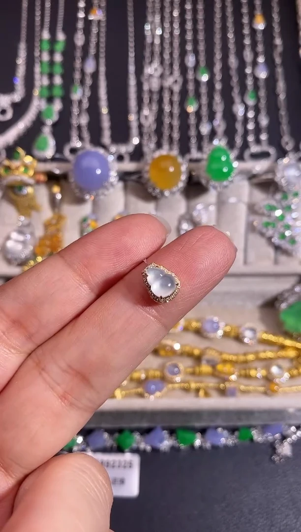 颈饰18K金镶嵌翡翠吊坠