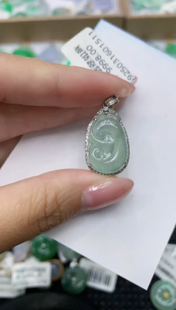 翡翠18K金镶嵌颈饰11111111111