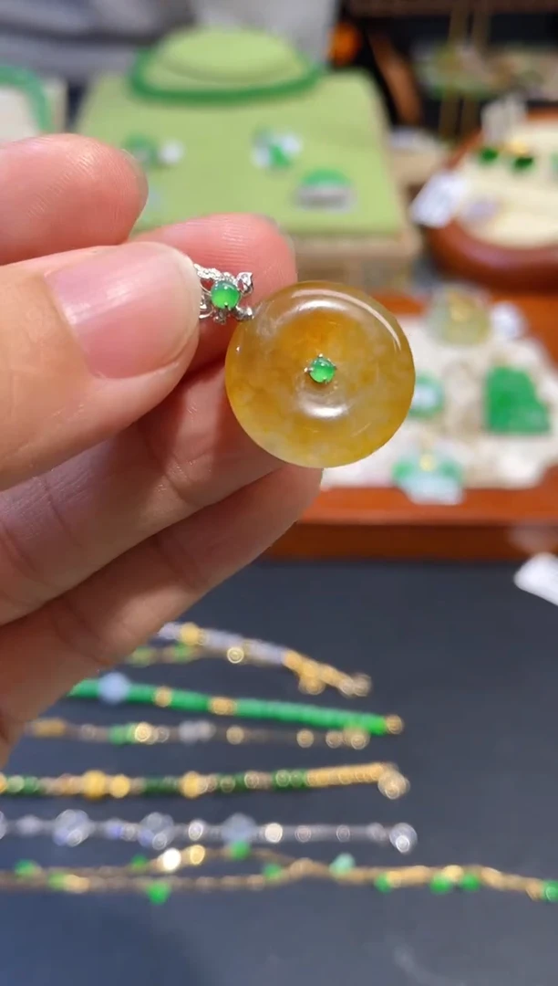 翡翠18K金镶嵌颈饰平安扣