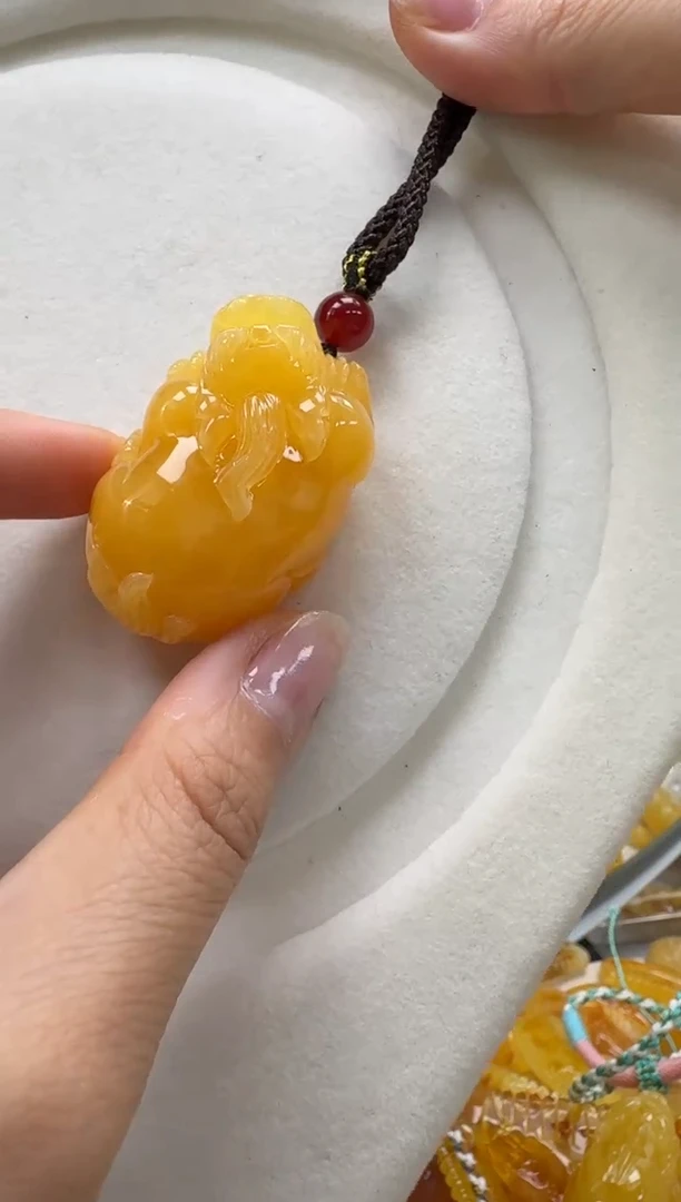 未镶嵌颈饰琥珀如图