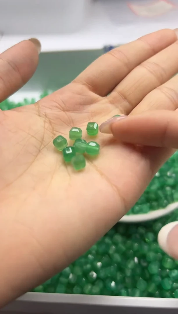 玛瑙/玉髓颈饰未镶嵌W2408冰阳绿方糖5*5mm*20颗