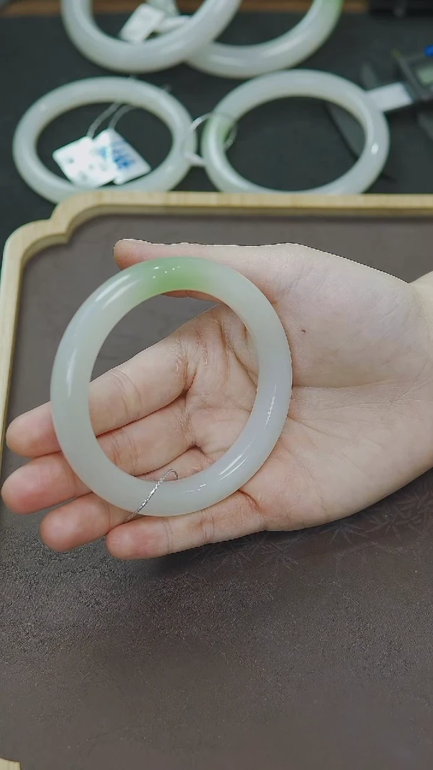 未镶嵌手镯和田玉58圈口正装白底浓翠