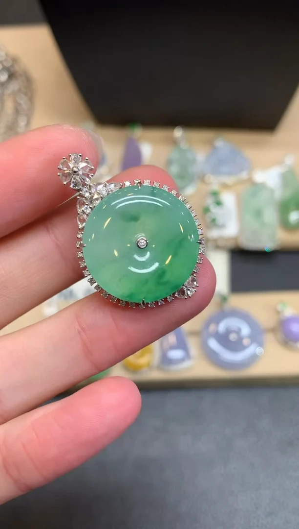 【闪购商品】翡翠颈饰18K金镶嵌平安扣【无服务费】