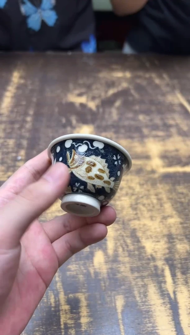 戏墨 釉里金蓝地鱼藻小压手杯