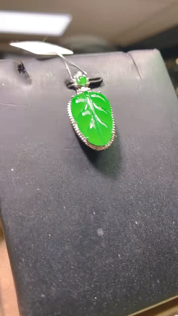 吊坠(赠链)18K金镶嵌翡翠010（多样性发其一）