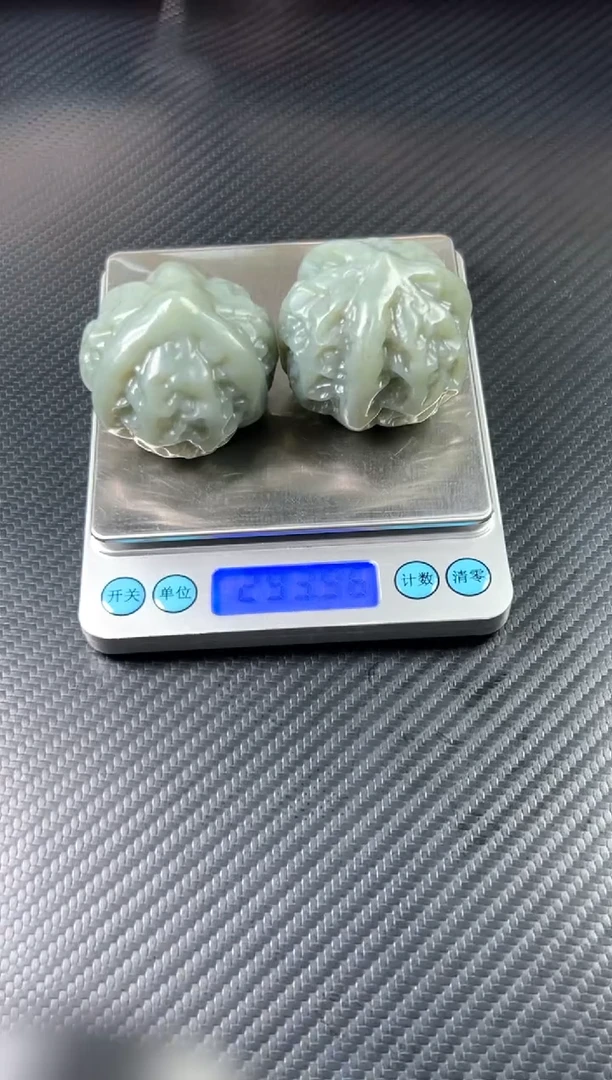 吊坠(赠链)未镶嵌和田玉且末微色差近矿核桃