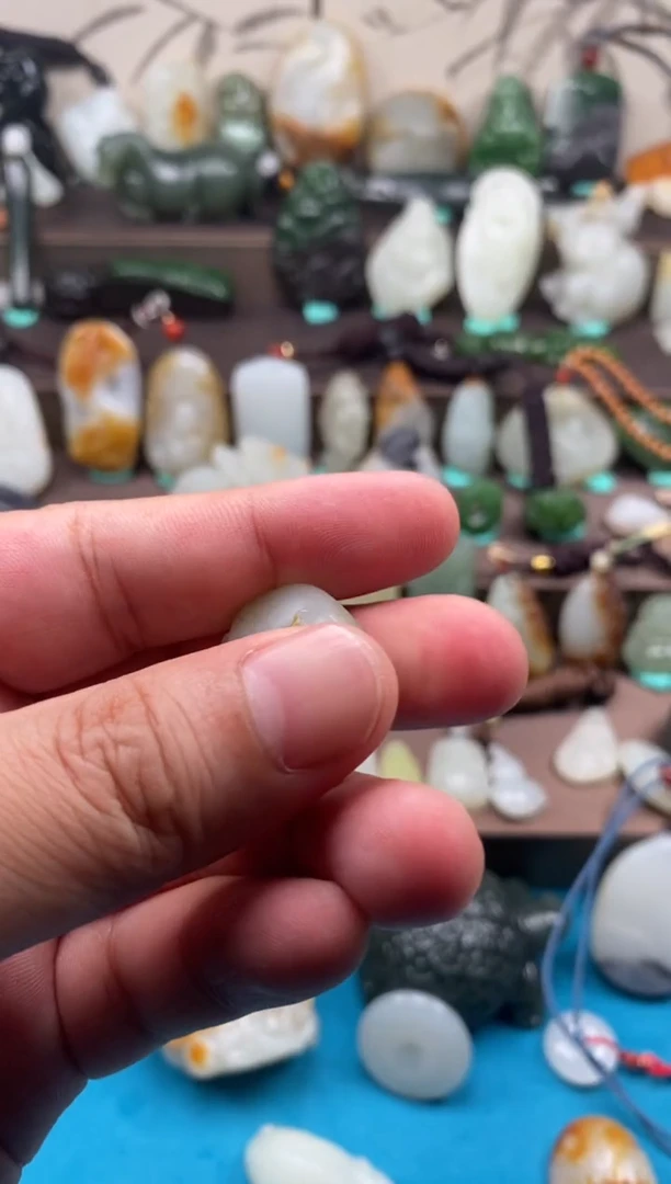 和田玉未镶嵌吊坠(赠链)a****e鱼