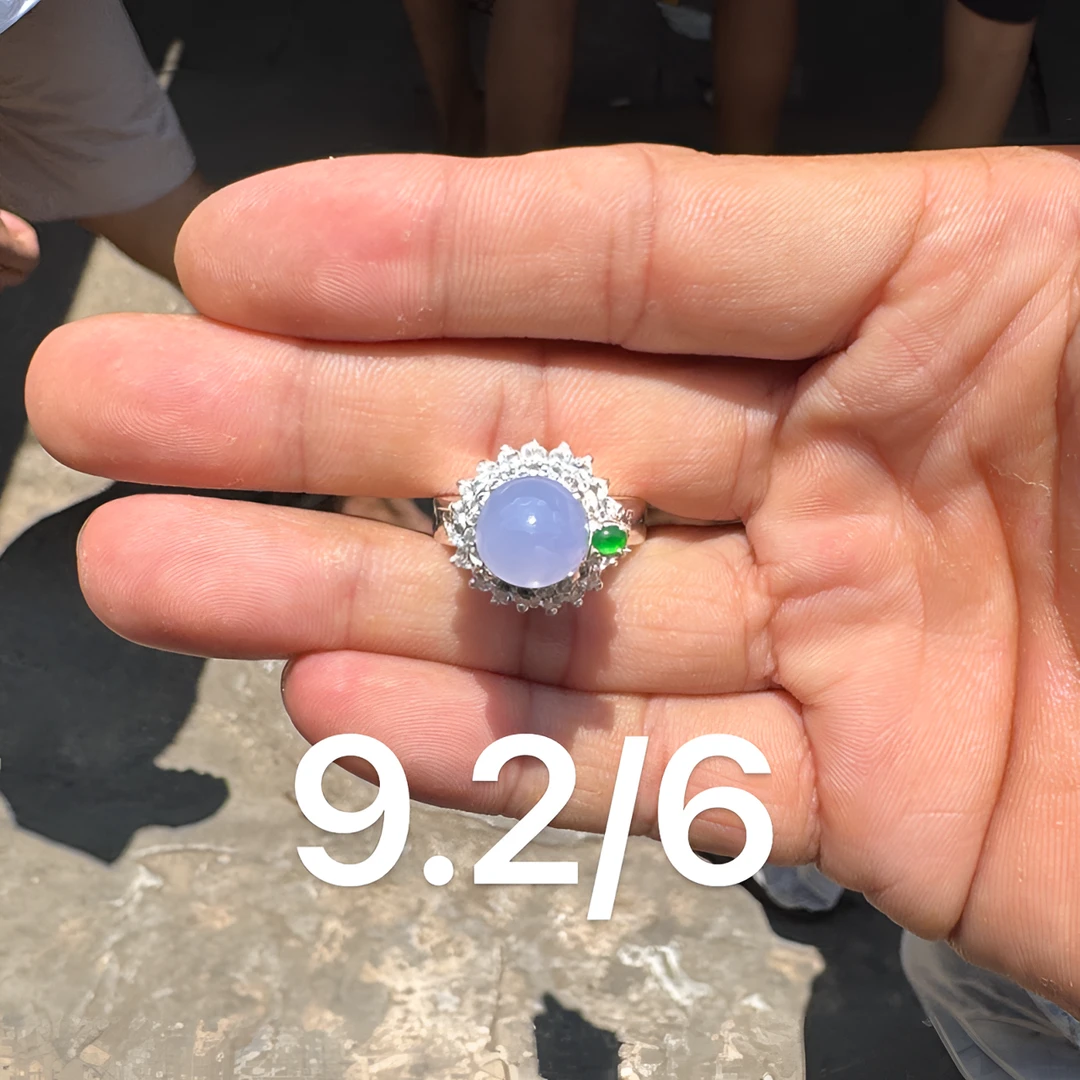 0706(小哪吒在源头)冰种翡翠正圆紫罗兰戒面干净肉细荧光足M160
