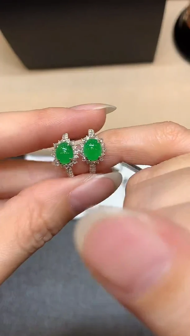 18K金镶嵌翡翠耳饰【无服务费