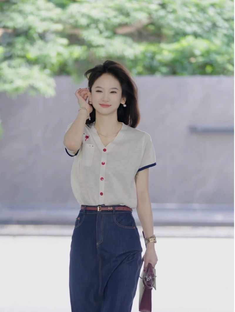 江洲【招财猫】早秋新款冰丝肤感透气刺绣彩扣V领短袖针织上衣