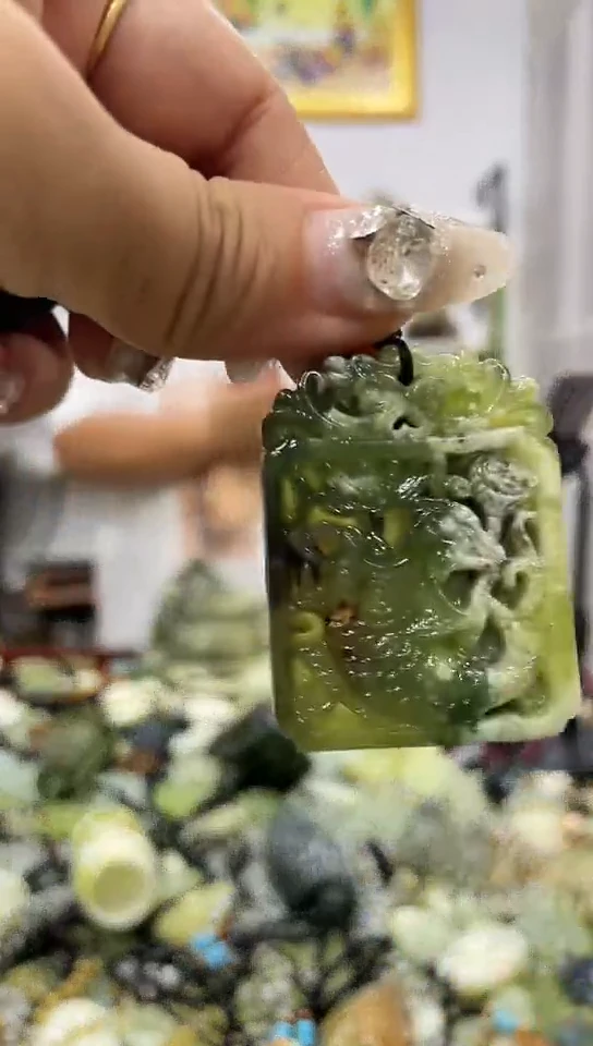 岫玉未镶嵌吊坠