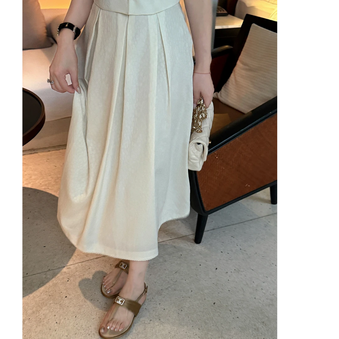 希娜 温柔雾光 经典高奢初恋系白色高腰半身裙