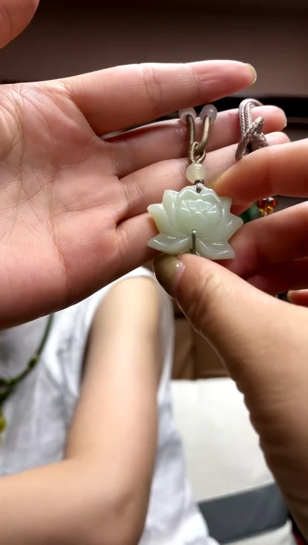 岫玉未镶嵌吊坠·