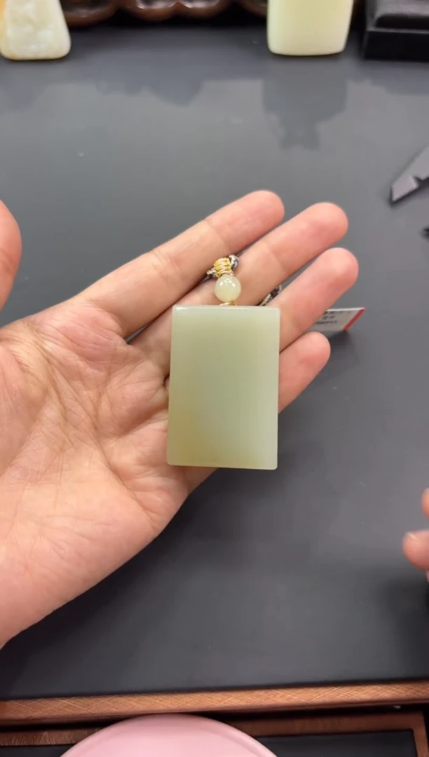 【闪购商品】和田玉吊坠(赠链)未镶嵌且末微色差近矿吊坠