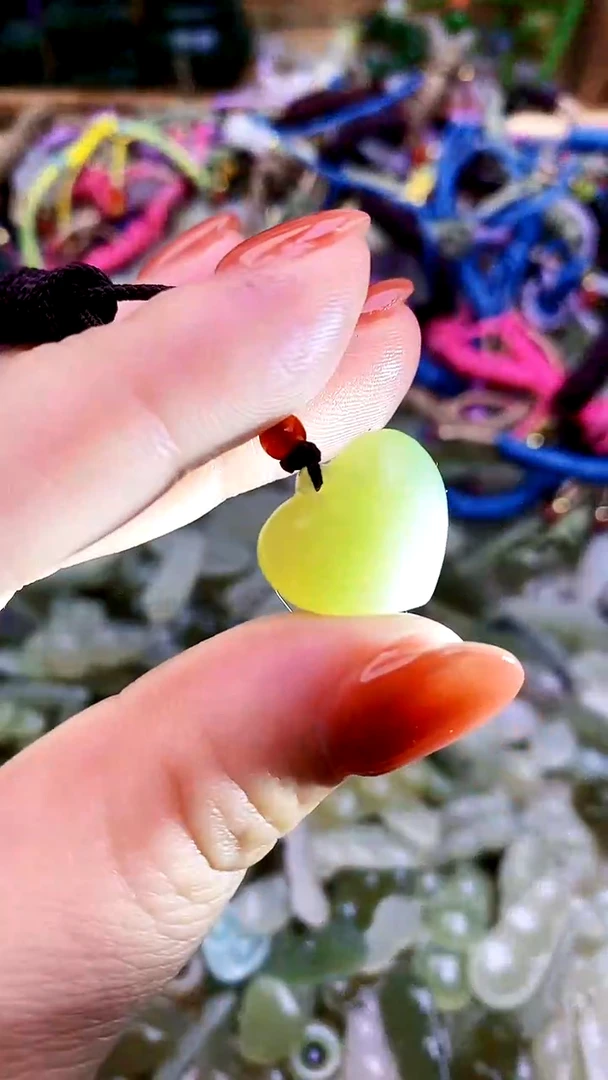 和田玉未镶嵌颈饰吊坠