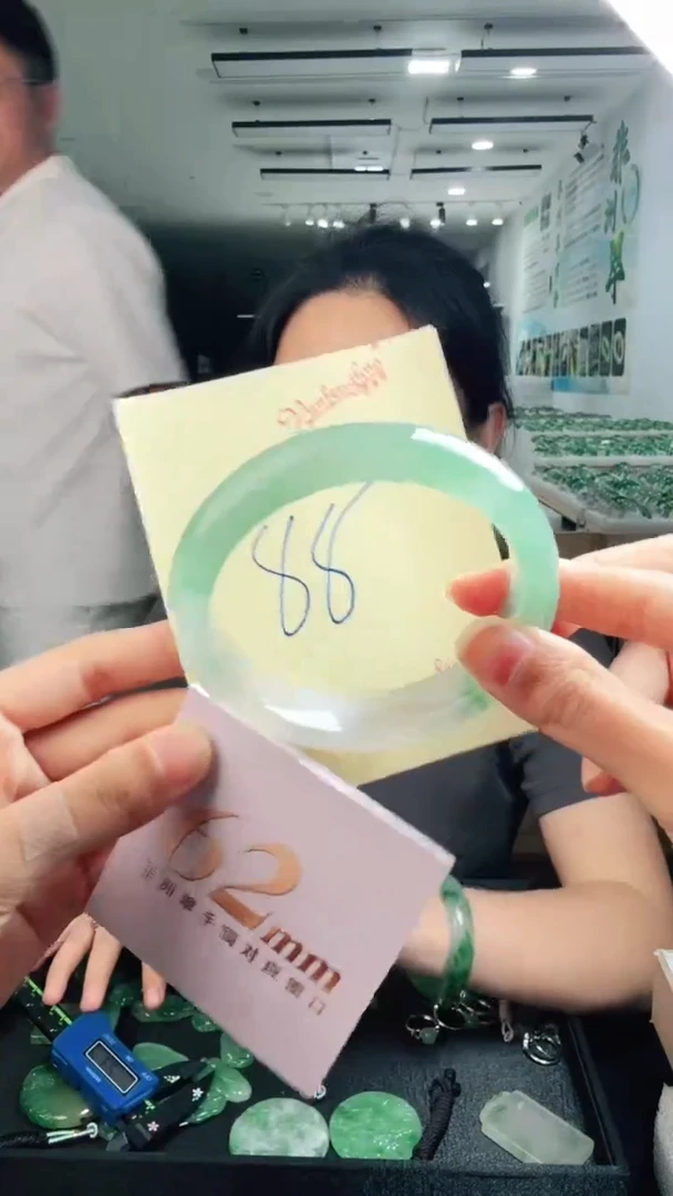 未镶嵌手镯石英质玉（非洲翠）有天然性（洒金亮片/矿点/棉线）88