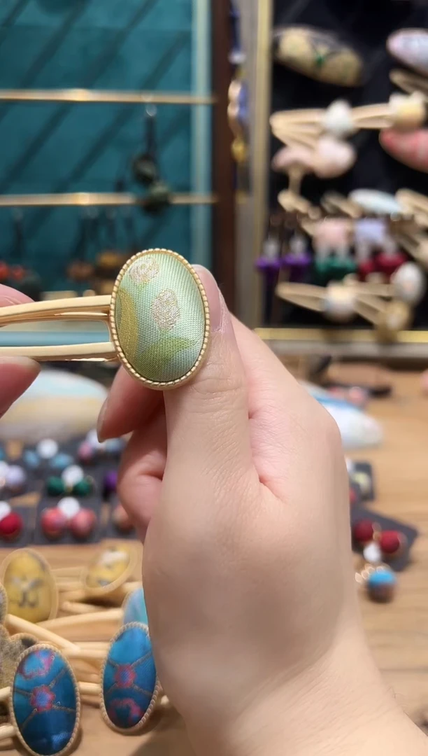 【闪购商品】【一物一拍车】绿底金花椭圆发夹AA