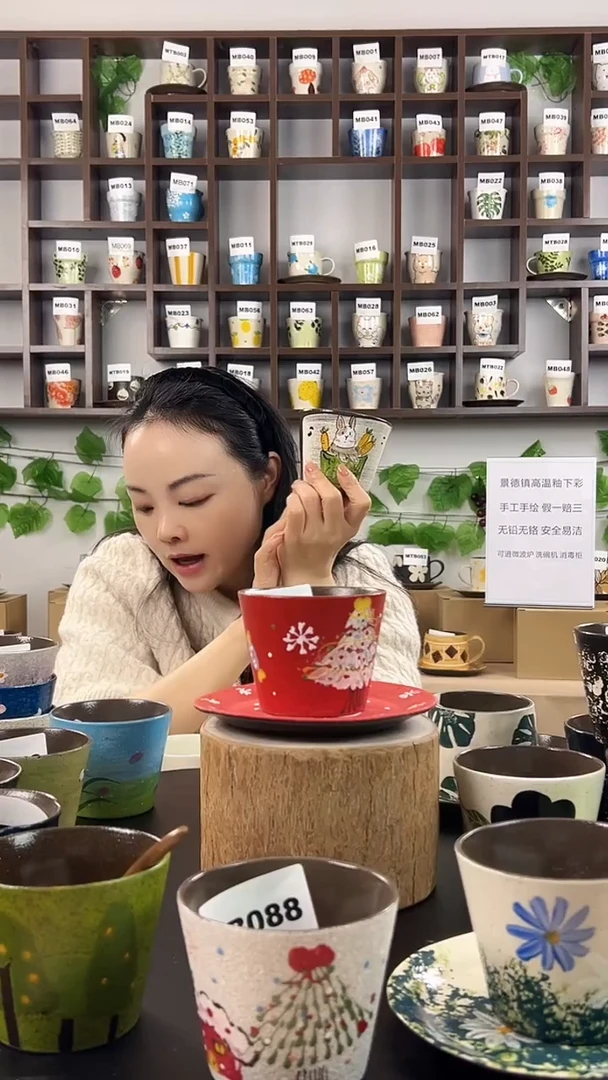 摆件陶手工手绘白釉兔兔手握杯MB102