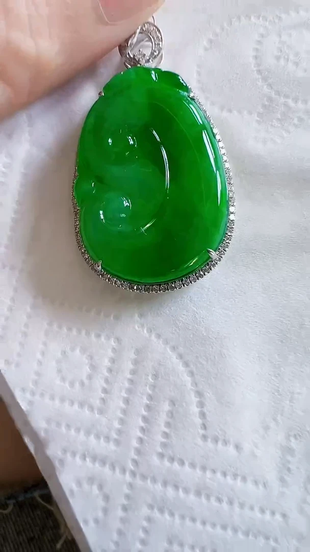 颈饰18K金镶嵌翡翠如意