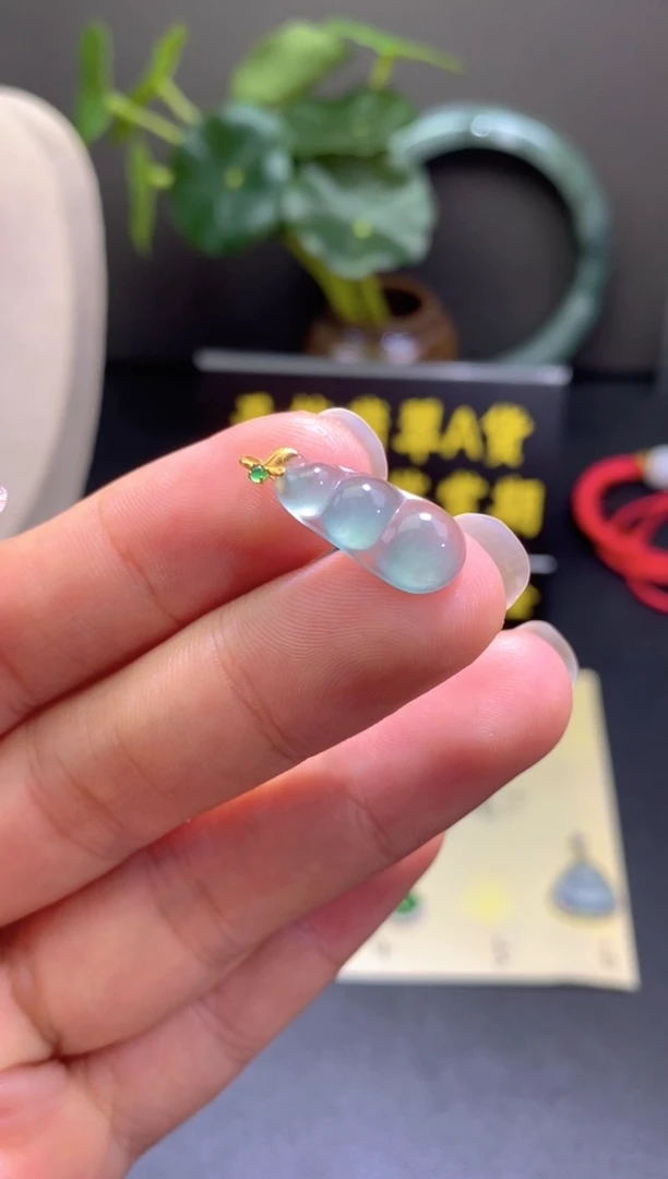 翡翠18K金镶嵌颈饰翡翠吊坠