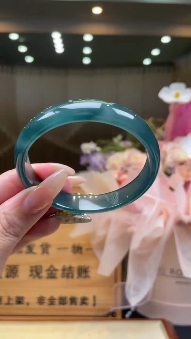 翡翠手镯未镶嵌        *106