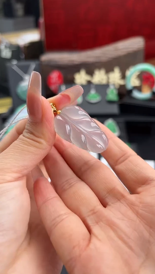 翡翠18K金镶嵌颈饰吊坠