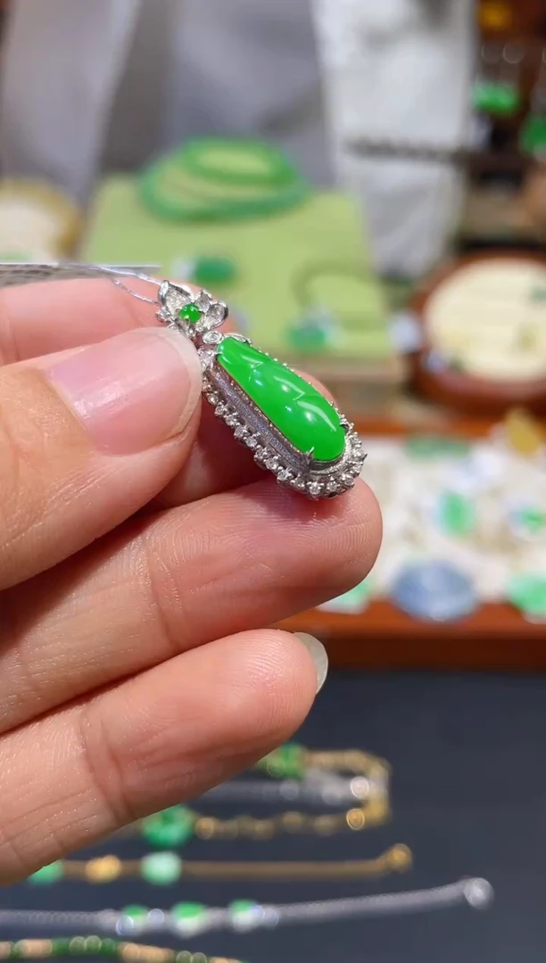 翡翠18K金镶嵌颈饰福豆
