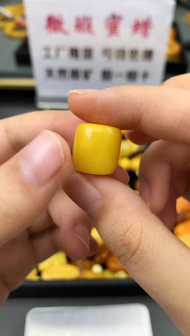 未镶嵌琥珀珠宝奇石163