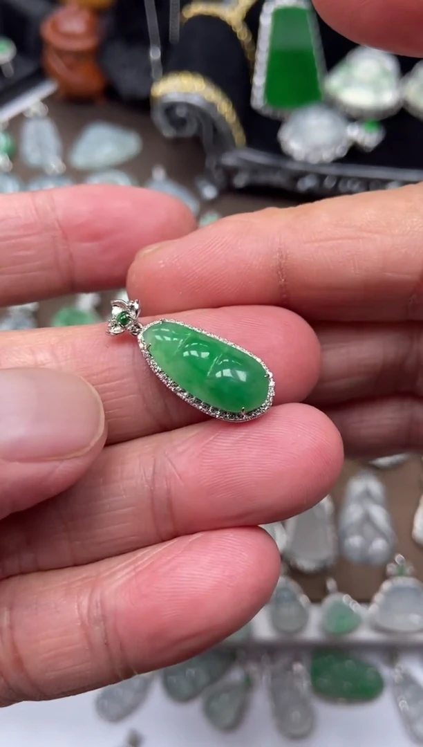 【闪购商品】翡翠吊坠(不含链)18K金镶嵌福豆