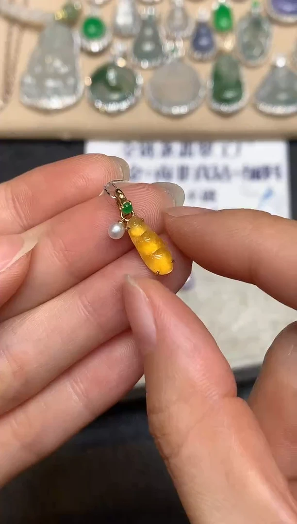 颈饰18K金镶嵌翡翠福豆【无服务费
