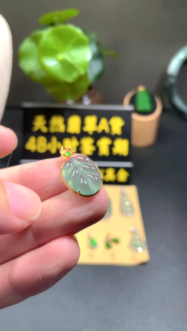 颈饰18K金镶嵌翡翠翡翠A货