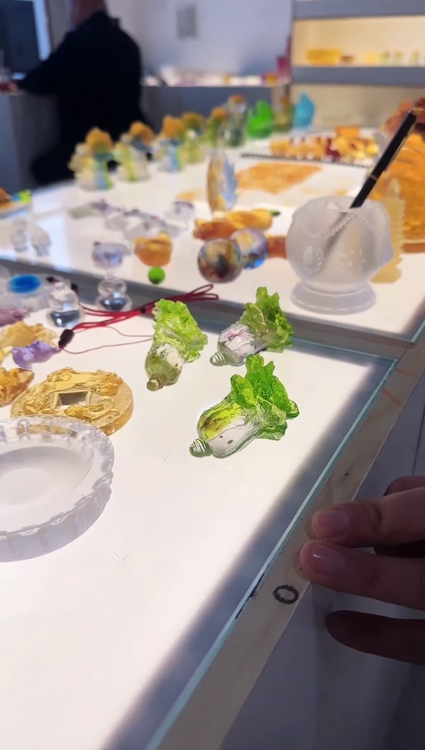 手工艺品琉璃百财在手