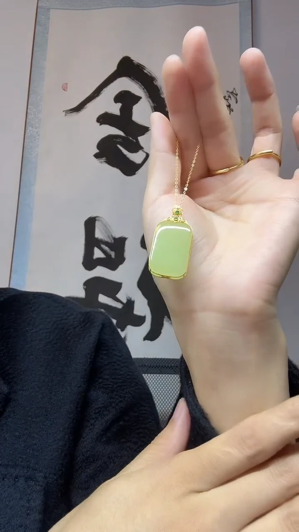 吊坠(不含链)18K金镶嵌和田玉（黄玉）无事牌