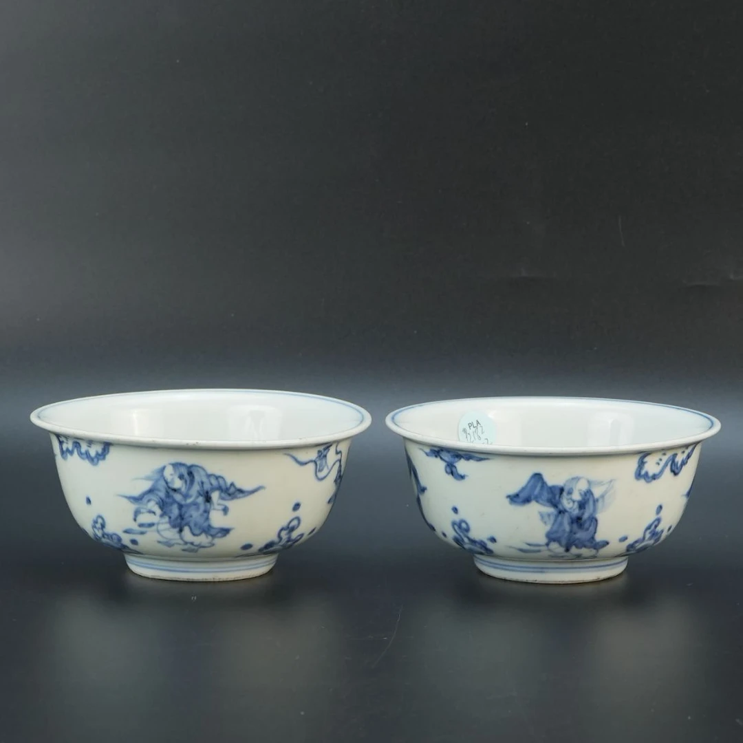 lot 11134 2182 明中期 青花刘海戏金蟾碗一对 H:6 D:14.5