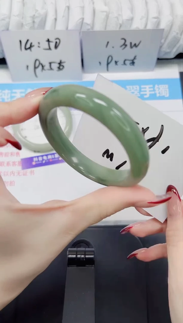 【闪购商品】石英质玉手镯未镶嵌63