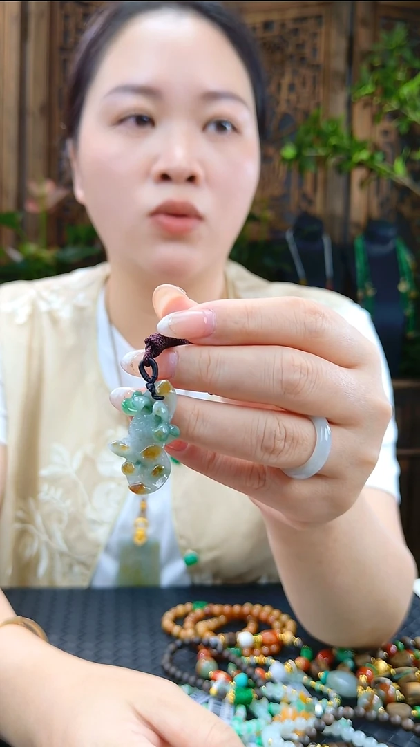 颈饰未镶嵌翡翠挂件