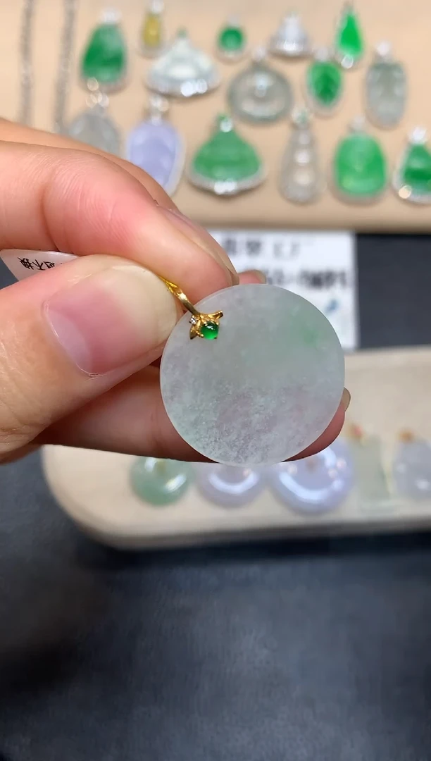 颈饰18K金镶嵌翡翠圆牌【无服务费