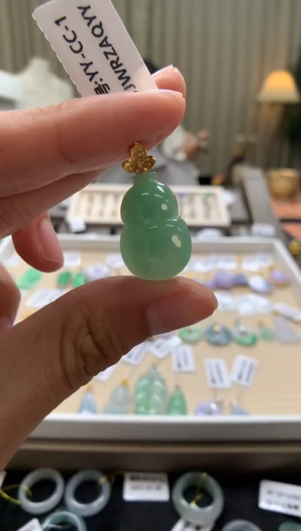 翡翠18K金镶嵌颈饰葫芦