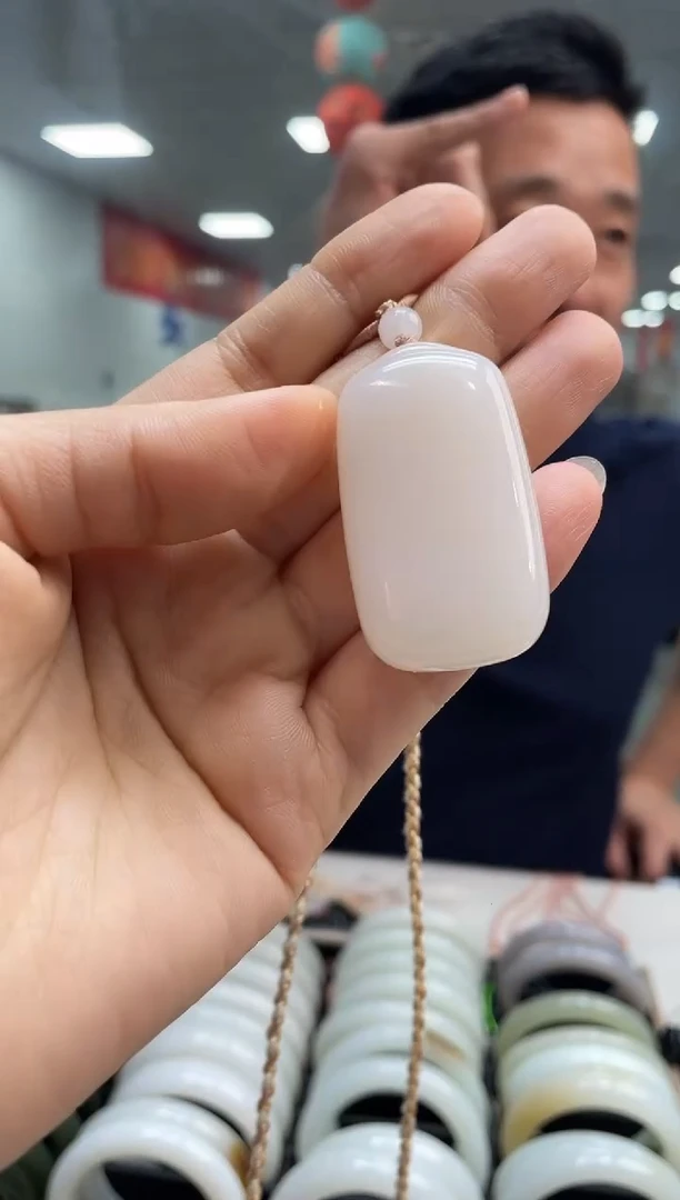 和田玉未镶嵌颈饰藕粉无事牌吊坠随机发一件